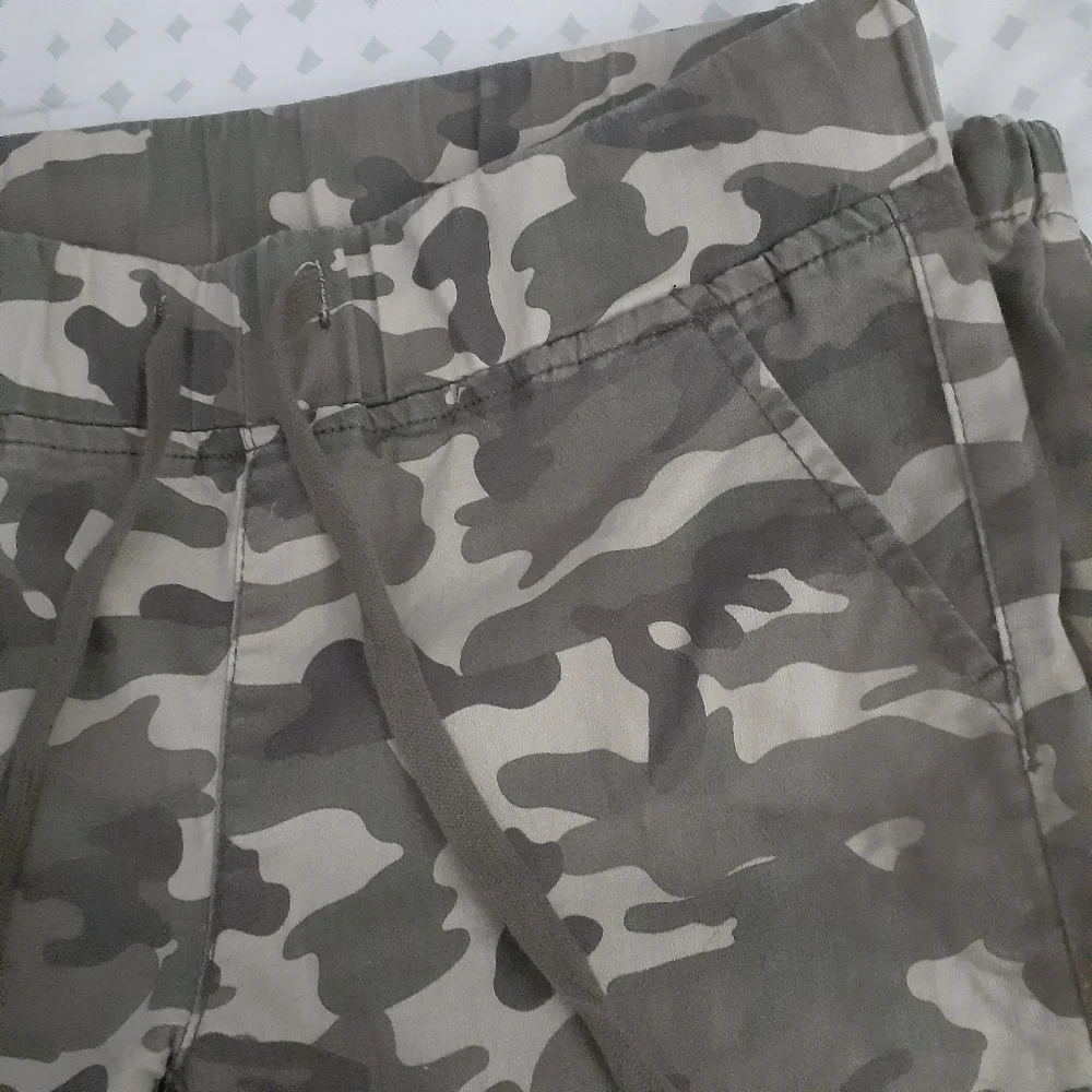 V.I.P. | Women's Camo Jeggings (size 9/10)